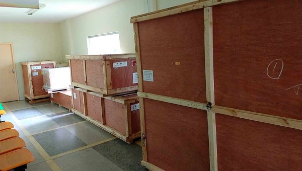 Com tomógrafos encaixotados há quase dois meses, hospitais de Brasileia e Cruzeiro do Sul estão impedidos de realizar exames