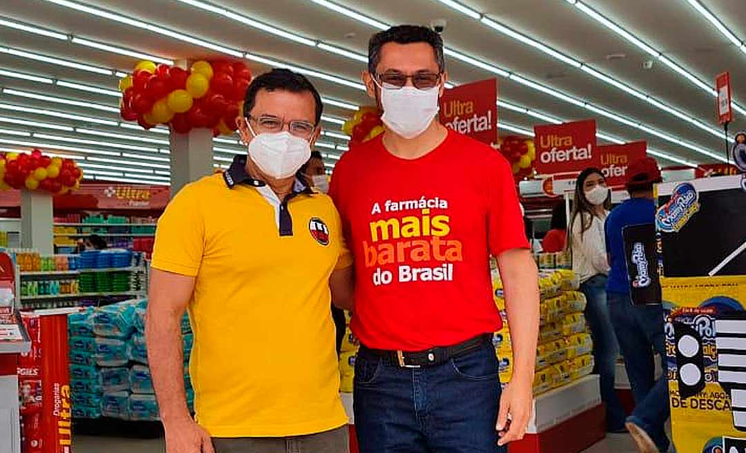 Gonzaga parabeniza empresário por abertura de farmácia e geração de emprego em Cruzeiro do Sul