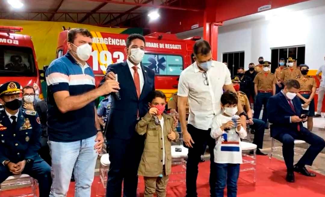 Ao lado de Gladson, Rocha participa de solenidade no Corpo de Bombeiros, mas não aplaude Cameli
