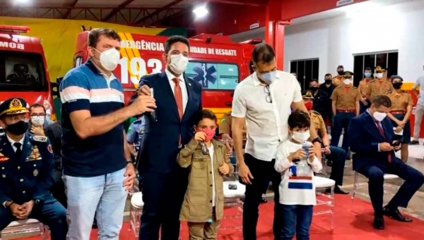 Ao lado de Gladson, Rocha participa de solenidade no Corpo de Bombeiros, mas não aplaude Cameli