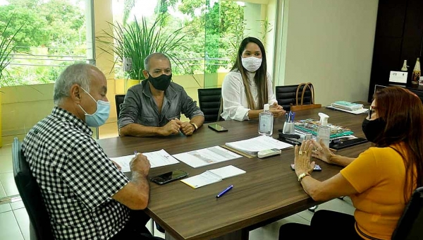 Em busca de melhorias, diretoria do Sinproacre se reúne com prefeito Bocalom