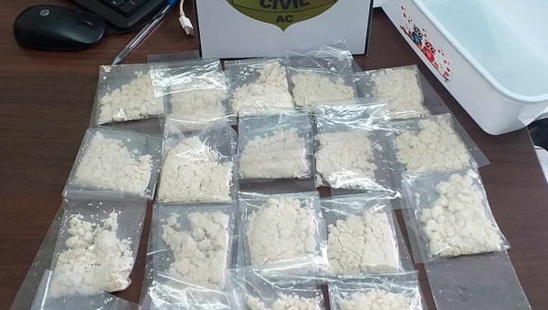 Polícia Civil apreende menor com droga dentro de ônibus que seguia para Manoel Urbano