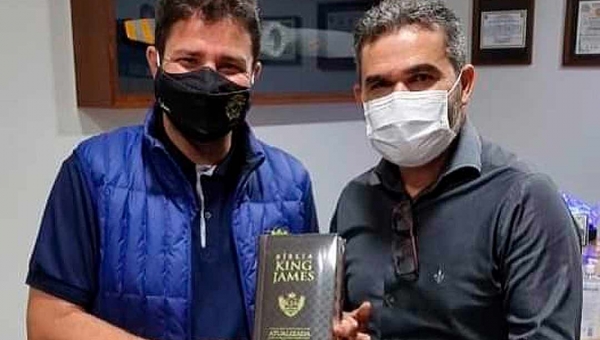 Em visita, pastor Jamyl Asfury presenteia Gladson Cameli com Bíblia Sagrada