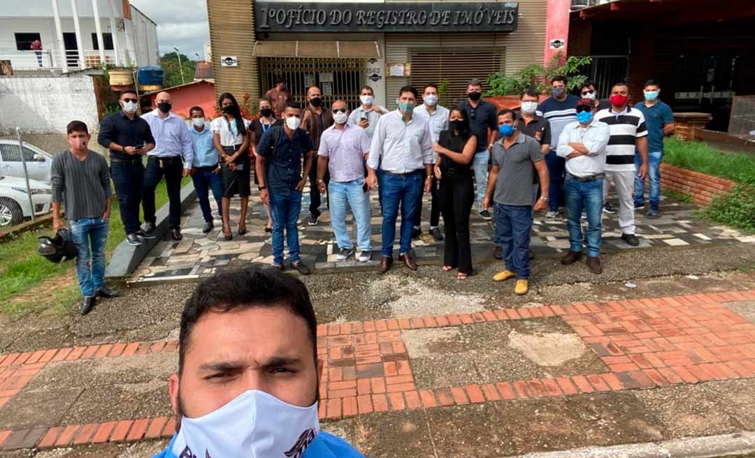 Corretores e donos de imobiliárias protestam contra o fechamento do 1º Ofício de Registro de Imóveis: "Queremos trabalhar!"