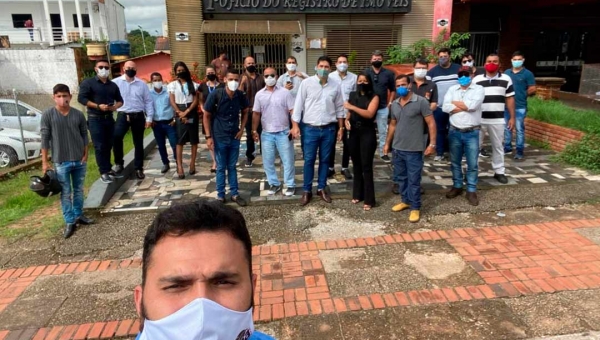 Corretores e donos de imobiliárias protestam contra o fechamento do 1º Ofício de Registro de Imóveis: "Queremos trabalhar!"