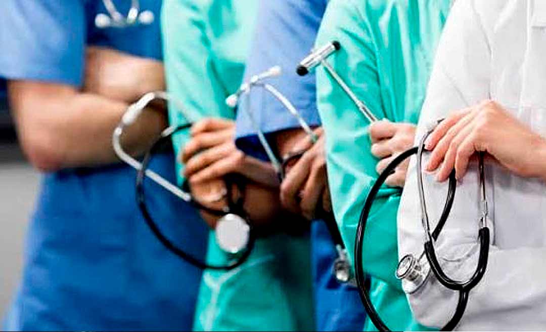 Edvaldo Magalhães apresenta projeto que permite a contratação de médicos brasileiros formados no exterior