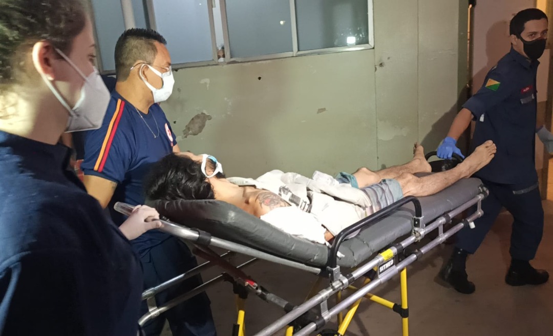 Trio invade chácara para roubar e morador reage, mas acaba ferido pelos bandidos