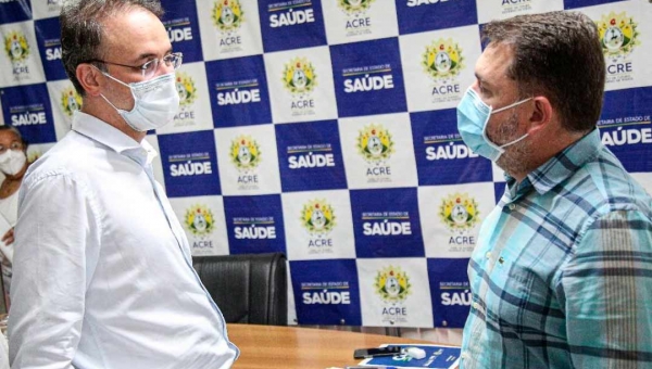 Leo de Brito anuncia R$ 1,7 milhão em emendas para ajudar no combate a pandemia e pede a continuidade dos serviços de assistência especializada