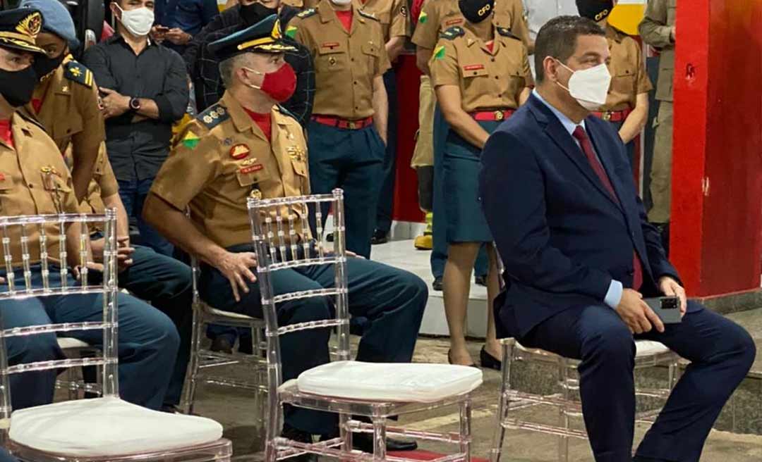 Como peixe fora d'água, Rocha participa de ato no Corpo de Bombeiros