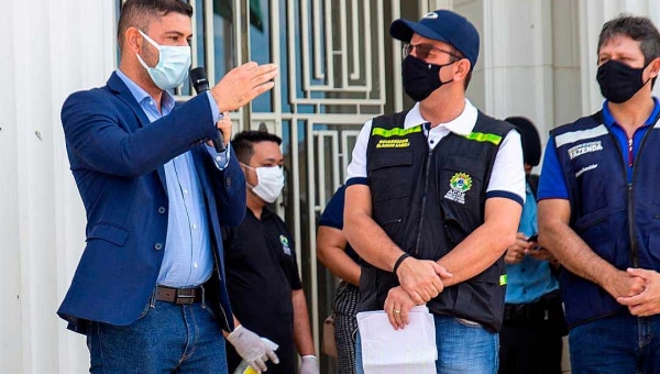 Governador Gladson Cameli enaltece parceria da Aleac durante entrega de veículos