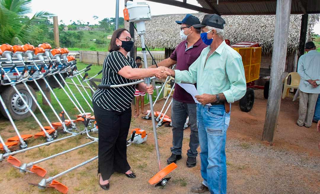 Manoel Urbano: Deputada Vanda Milani entrega um milhão de reais em implementos agrícolas para comunidades rurais