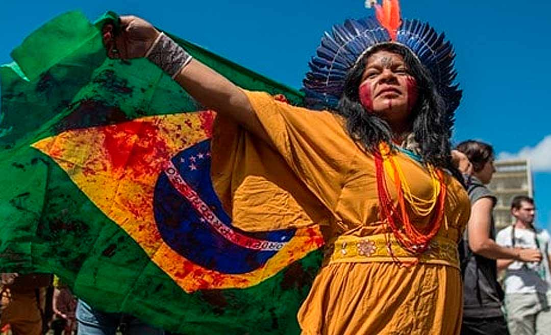 Governo Federal persegue e tenta calar a Articulação dos Povos Indígenas do Brasil e Sonia Guajajara, diz Apib