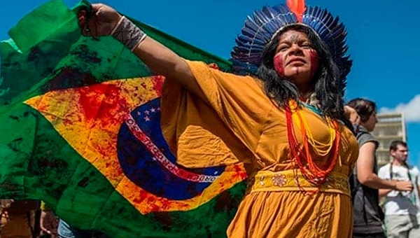 Governo Federal persegue e tenta calar a Articulação dos Povos Indígenas do Brasil e Sonia Guajajara, diz Apib