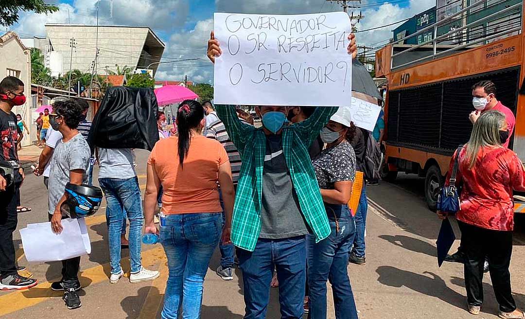 Professores de escolas de tempo integral protestam na frente da Casa Civil reivindicam pagamento de aulas complementares e bolsa incentivo