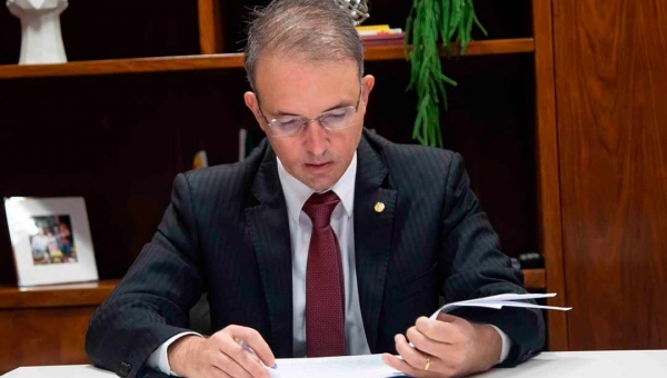 Propostas de Leo de Brito que beneficiam servidores, estudantes e agricultores avançam no Congresso