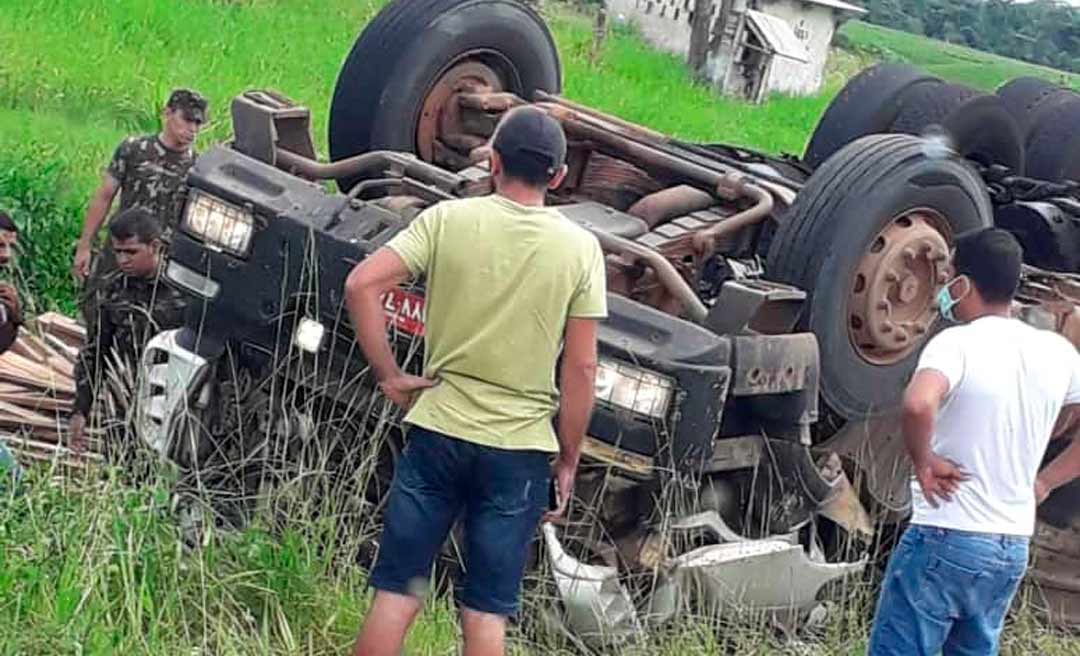 Carreta carregada com madeiras tomba na BR-364, sentido Sena Madureira -Rio Branco
