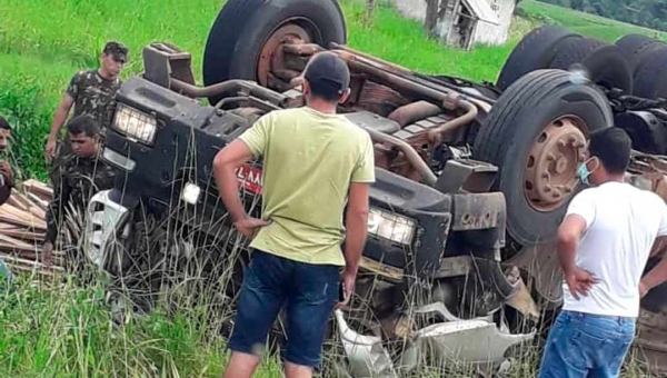 Carreta carregada com madeiras tomba na BR-364, sentido Sena Madureira -Rio Branco