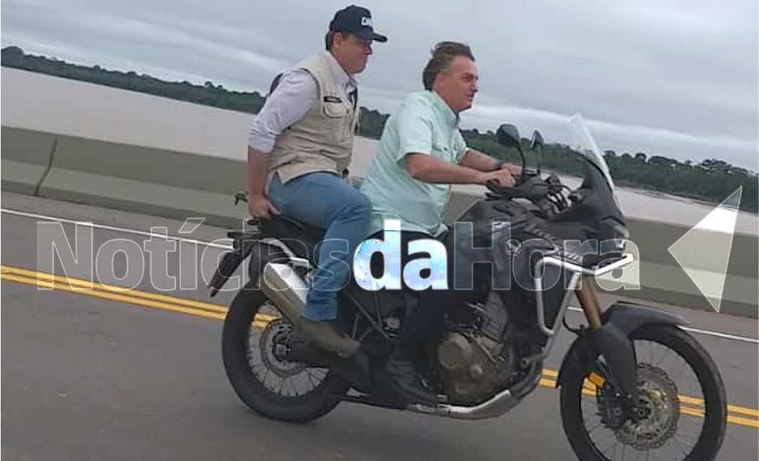 Sem capacete e com ministro na garupa, Bolsonaro atravessa ponte do Madeira de moto