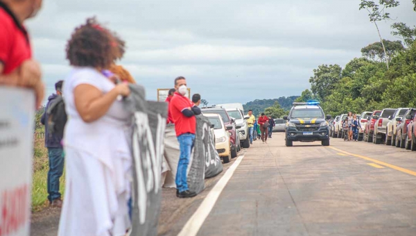 Petistas do Acre foram à ponte do Madeira protestar contra Bolsonaro