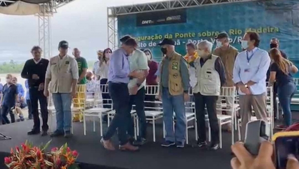 Sob vaias, governador de Rondônia faz discurso carregado na ponte do Madeira