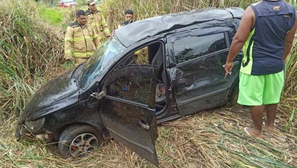Condutor perde o controle da direção e carro cai em ribanceira na BR-364