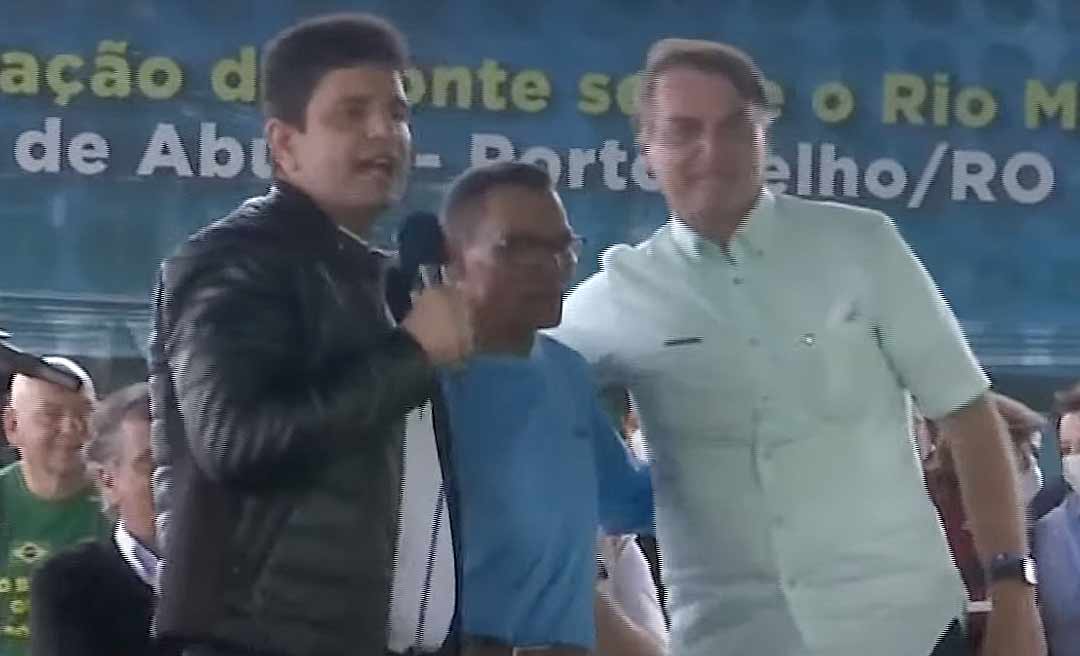 Gladson quebra o protocolo, chama operário no palco e faz pedido inusitado a Bolsonaro