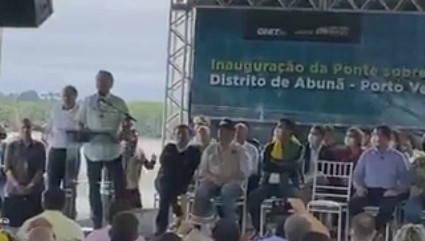 “Não se justifica a partir de agora fechar qualquer ponto do Brasil”, diz Bolsonaro na ponte do Madeira