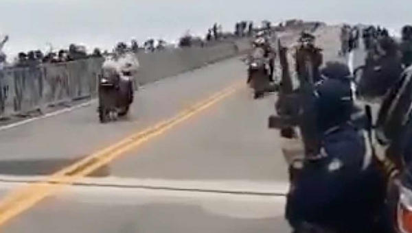 Sob o olhar da PRF, Bolsonaro desafia o perigo e coloca pessoas em risco ao dirigir em alta velocidade na Ponte do Madeira