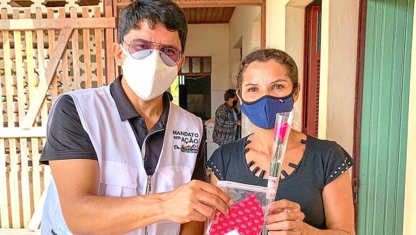 No Dia das mães, Jenilson distribui flores e máscaras às produtoras rurais de Tarauacá