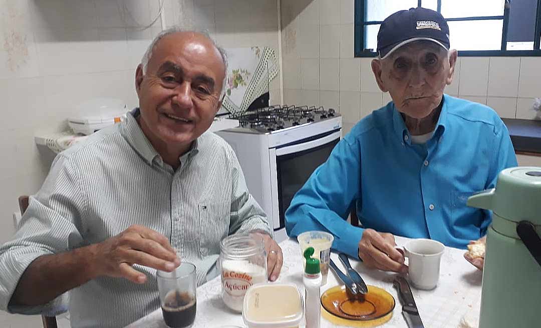 Bocalom toma café em Minas Gerais nesta segunda-feira, ao lado do pai de 97 anos