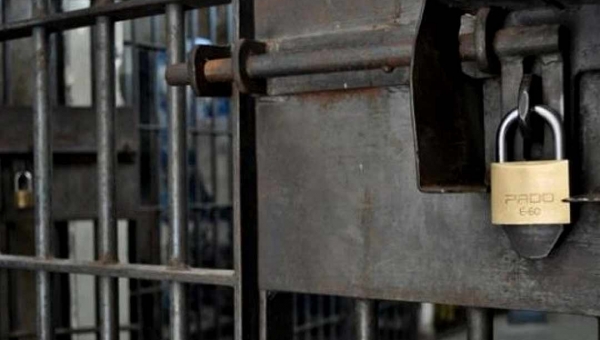 Homem espanca a mãe no Dia das Mães, é preso pela Polícia e comete suicídio em cela de delegacia