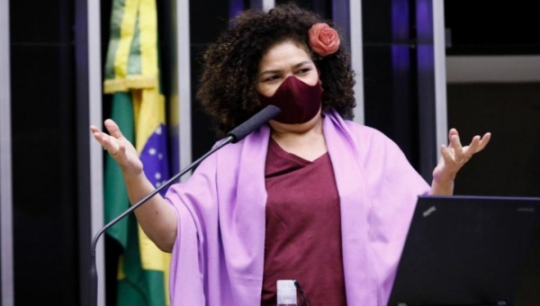 Perpétua propõe derrubada de portaria que autoriza aumento do teto salarial do Presidente e ministros