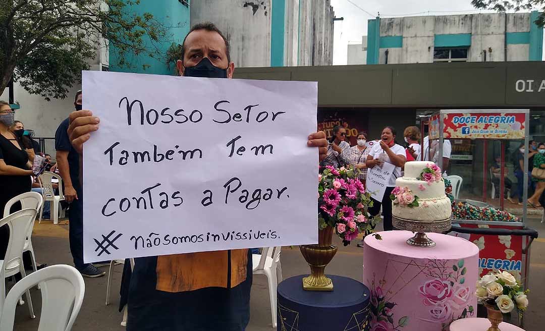 Com bolo de aniversário, mesas e cadeiras, trabalhadores da noite fecham avenida Brasil em protesto