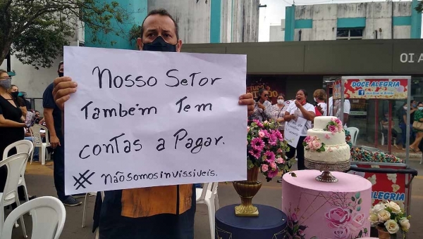 Com bolo de aniversário, mesas e cadeiras, trabalhadores da noite fecham avenida Brasil em protesto