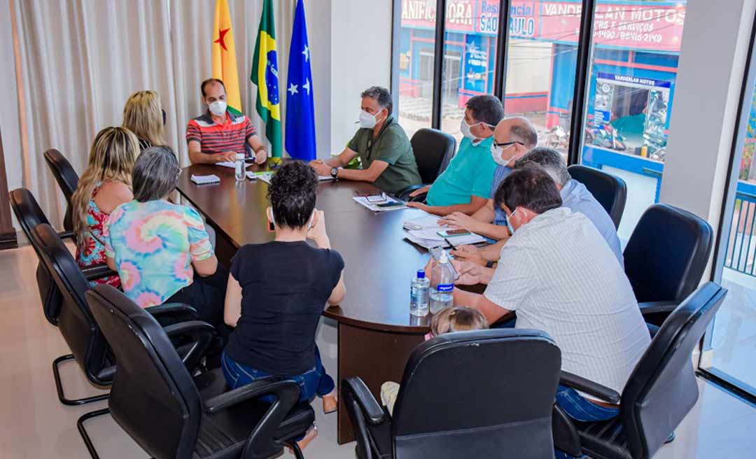 Prefeitura de Cruzeiro do Sul reúne com Associação dos Camelôs e conversa sobre Mercado Popular