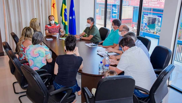 Prefeitura de Cruzeiro do Sul reúne com Associação dos Camelôs e conversa sobre Mercado Popular