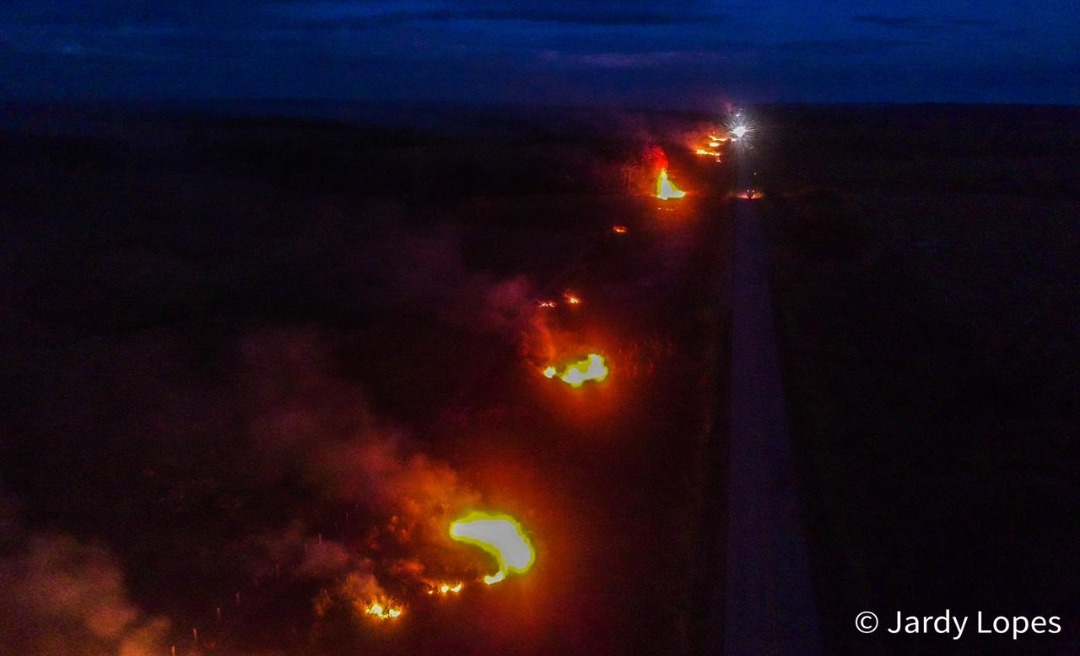 Incêndio de grandes proporções em área de pasto chama atenção ao longo da BR-364, próximo à Sena Madureira