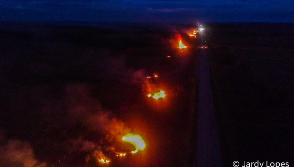 Incêndio de grandes proporções em área de pasto chama atenção ao longo da BR-364, próximo à Sena Madureira
