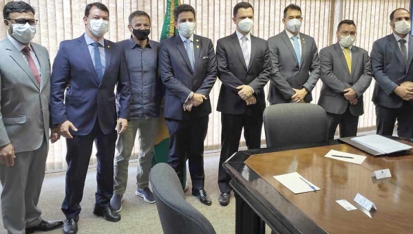 Em reunião no Ministério da Justiça, Roberto Duarte cobra maior combate ao narcotráfico, madereiros ilegais e a liga camponesa no Acre