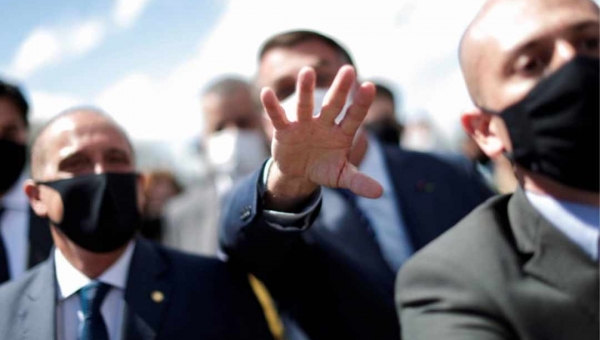 Canetada eleva salário de Jair Bolsonaro e ministros em até 69% e estoura teto do funcionalismo