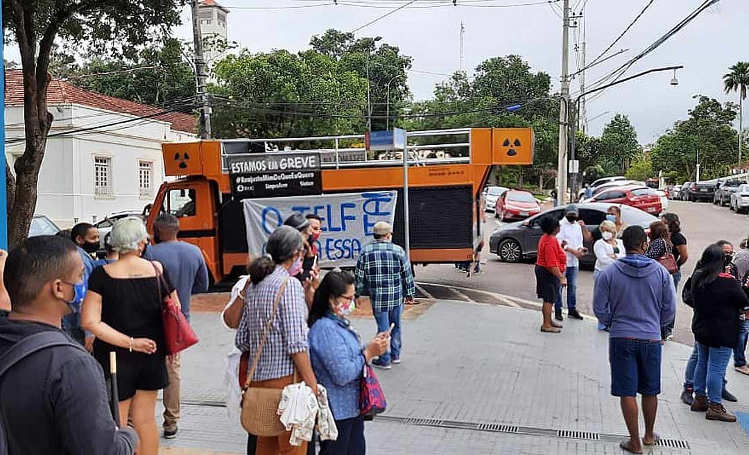 Trabalhadores da educação iniciam greve geral com ato no Centro