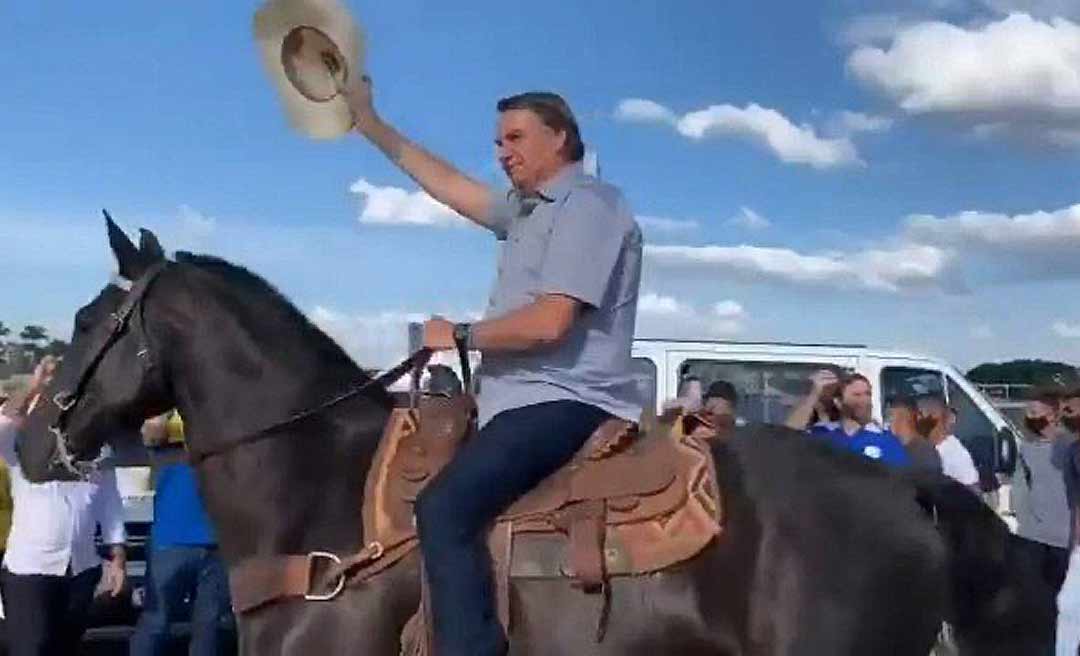 Bolsonaro desfila a cavalo em protesto de ruralistas contra STF e CPI da Covid