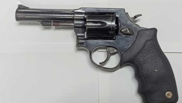 Polícia Militar recebe denúncia e encontra arma de fogo em residência no Rosalinda