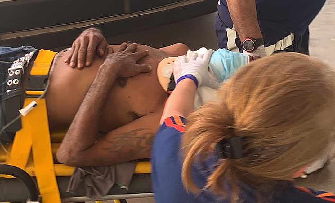 Embriagado, homem vai atravessar rua e é atropelado por táxi no Ramal do Herculano