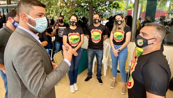 Nicolau Júnior volta a se reunir com aprovados no cadastro de reservas e coloca estrutura da Aleac para os que estão acampados