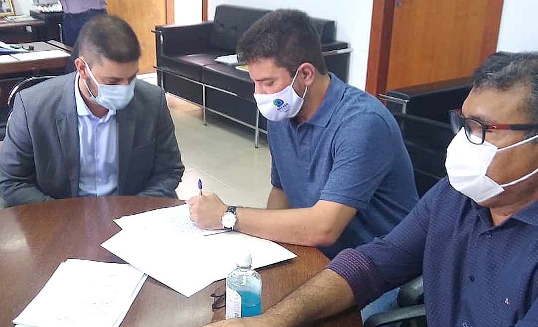 Em visita surpresa a Assembleia, Gladson entrega LDO a Nicolau Júnior