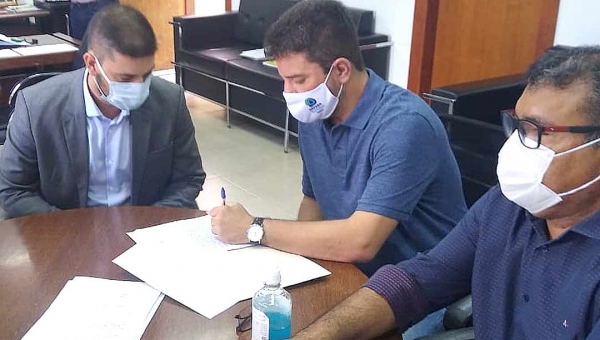 Em visita surpresa a Assembleia, Gladson entrega LDO a Nicolau Júnior