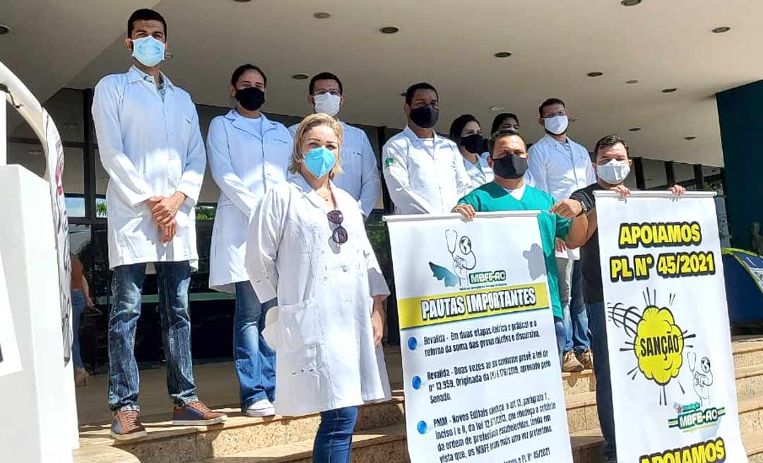 Médicos formados no exterior fazem manifestação para que Gladson sancione a lei que permite a contratação deles para atuar na pandemia