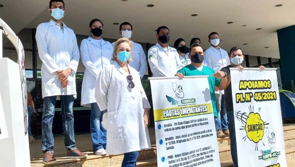 Médicos formados no exterior fazem manifestação para que Gladson sancione a lei que permite a contratação deles para atuar na pandemia