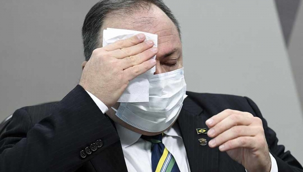 Senado diz que Pazuello passou mal, e ex-ministro nega; sessão volta na 5ª